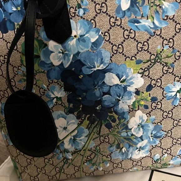 GUCCI
BLUE GG BLOOMS SUPREME CANVAS REVERSIBLE TOTE - Picture 9 of 16